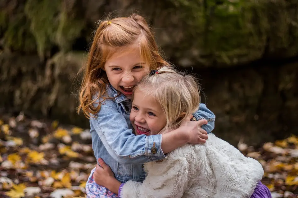 Kinder spielen gemeinsam