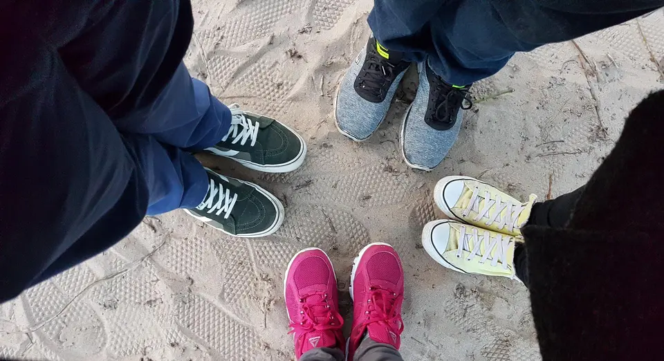 Kinderschuhe auf einer Wiese